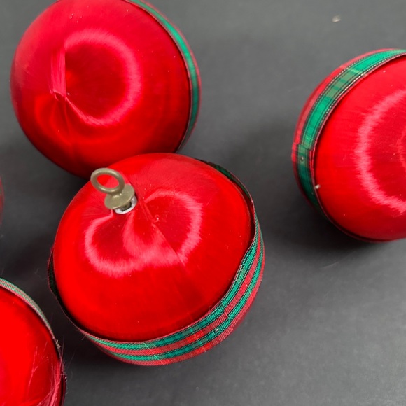 Lot of 12 Vintage Satin Spun Christmas Ornaments Red Balls with Ribbon - Picture 3 of 16